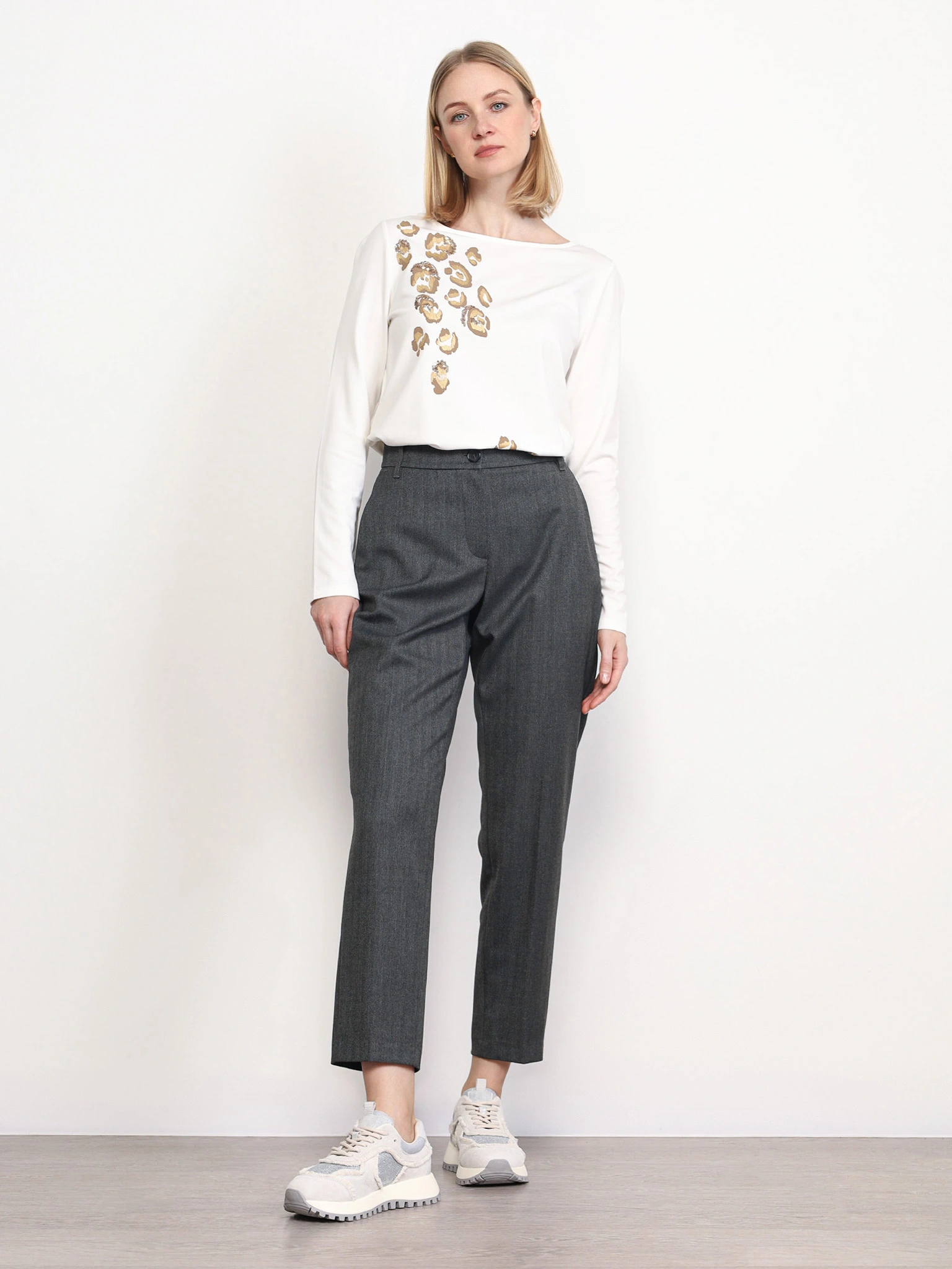 Брюки серого цвета прямого кроя